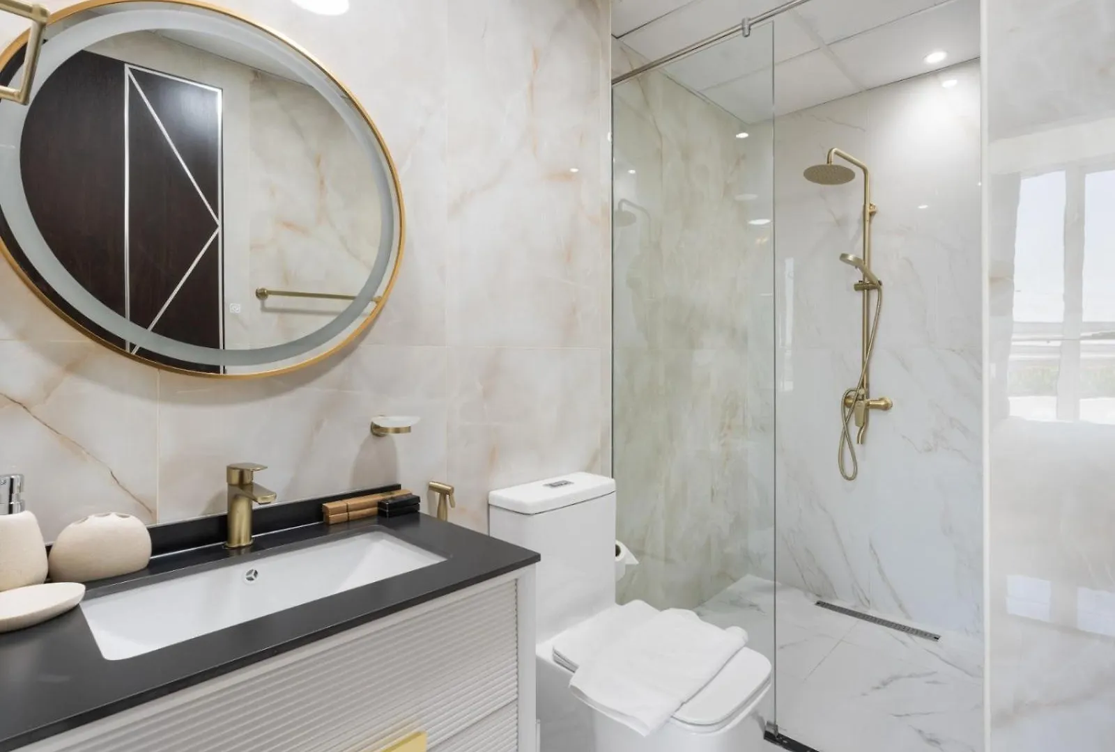 Comfy And Spacious 2Br W Study In Gemz-5 Dubai Apartment