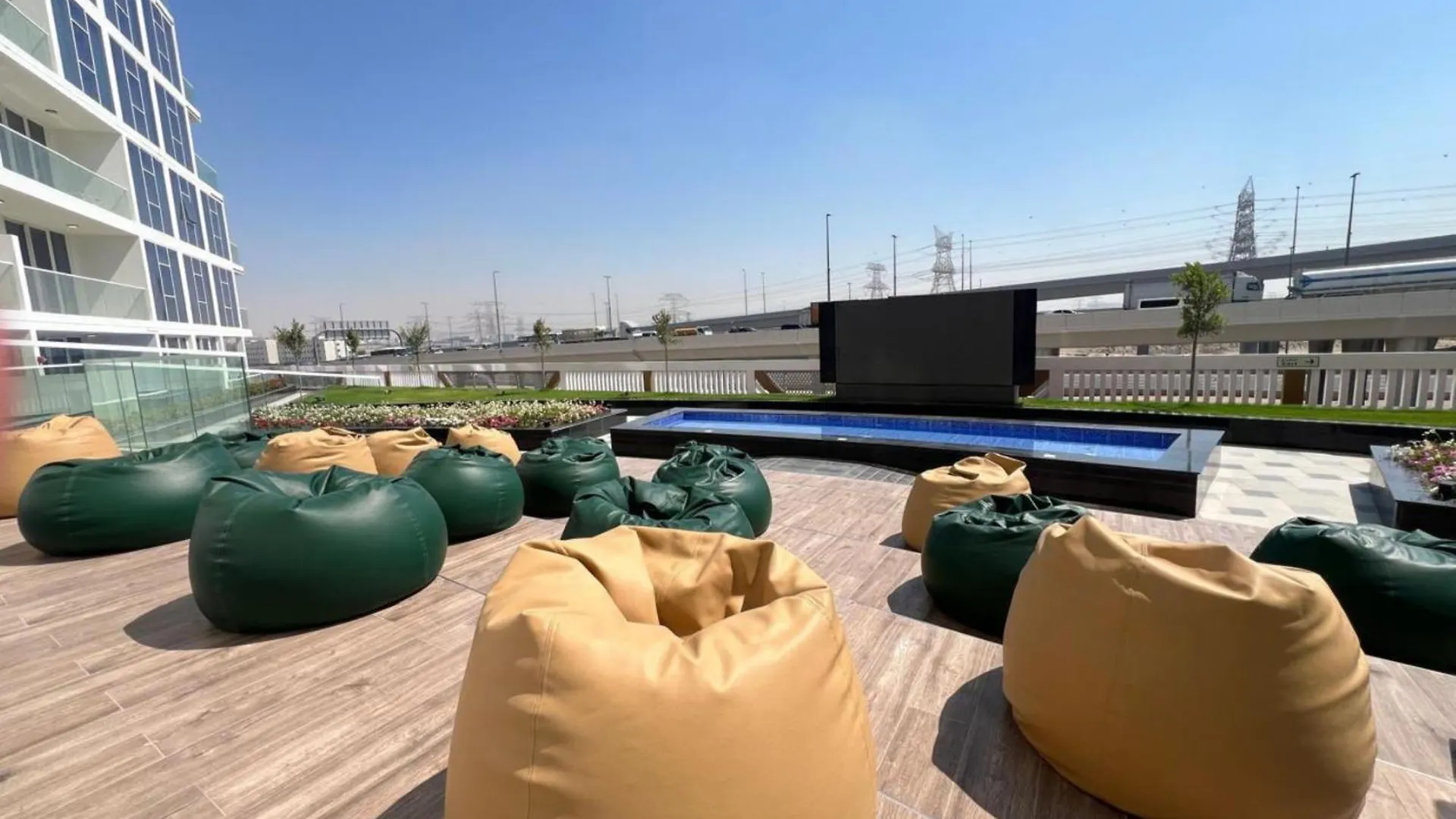 Comfy And Spacious 2Br W Study In Gemz-5 Dubai United Arab Emirates